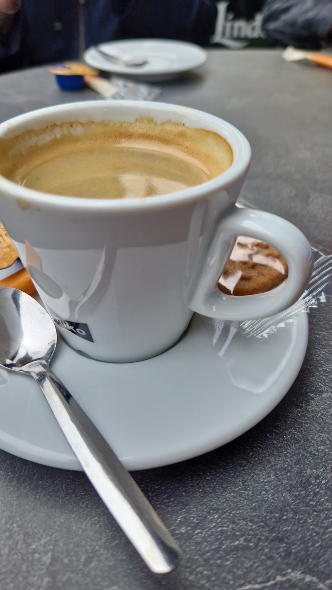 Een kop koffie op het terras, met een Lindeboom parasol erachter