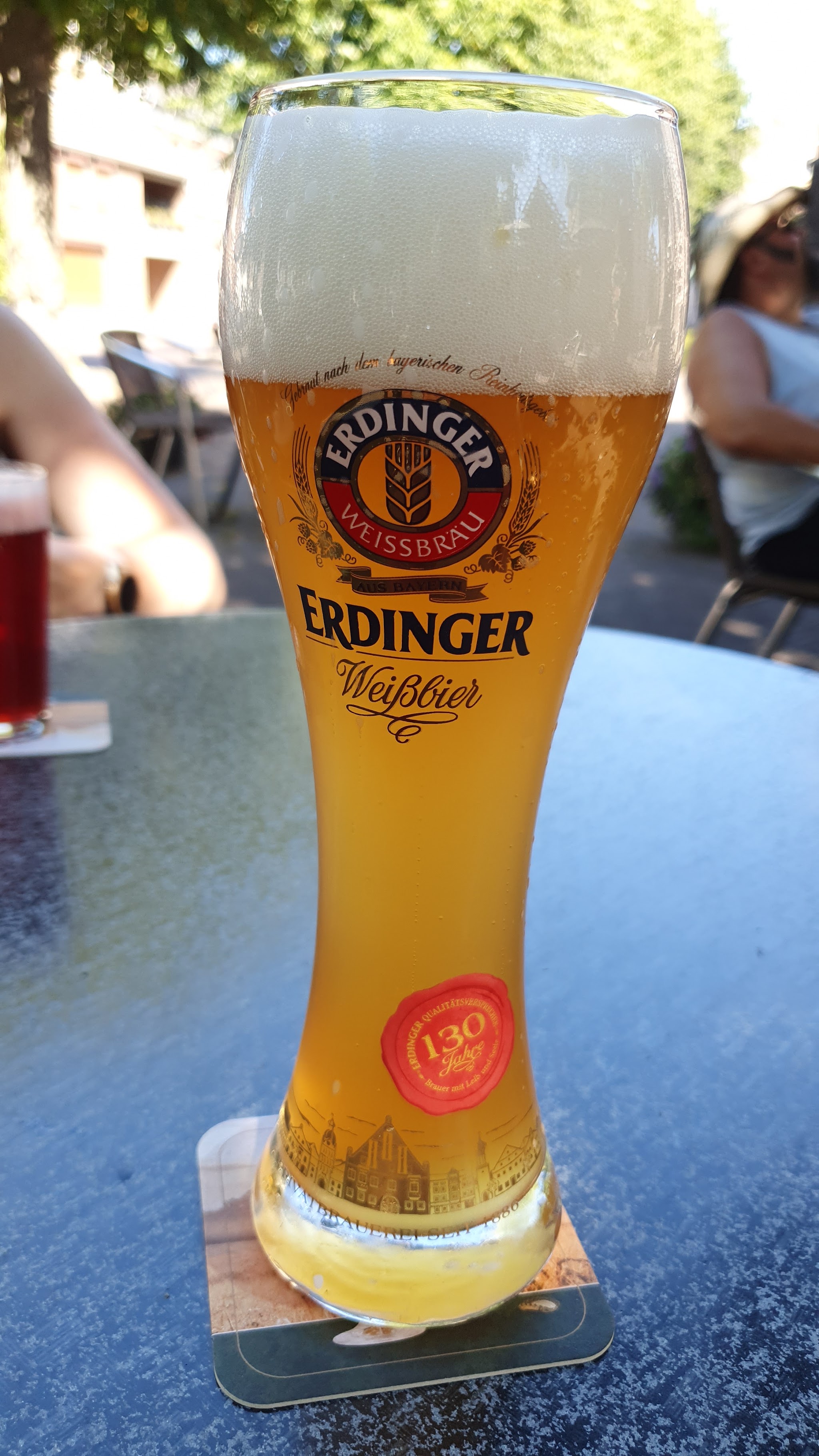 Een Erdinger Weissbier op het terras in de zon