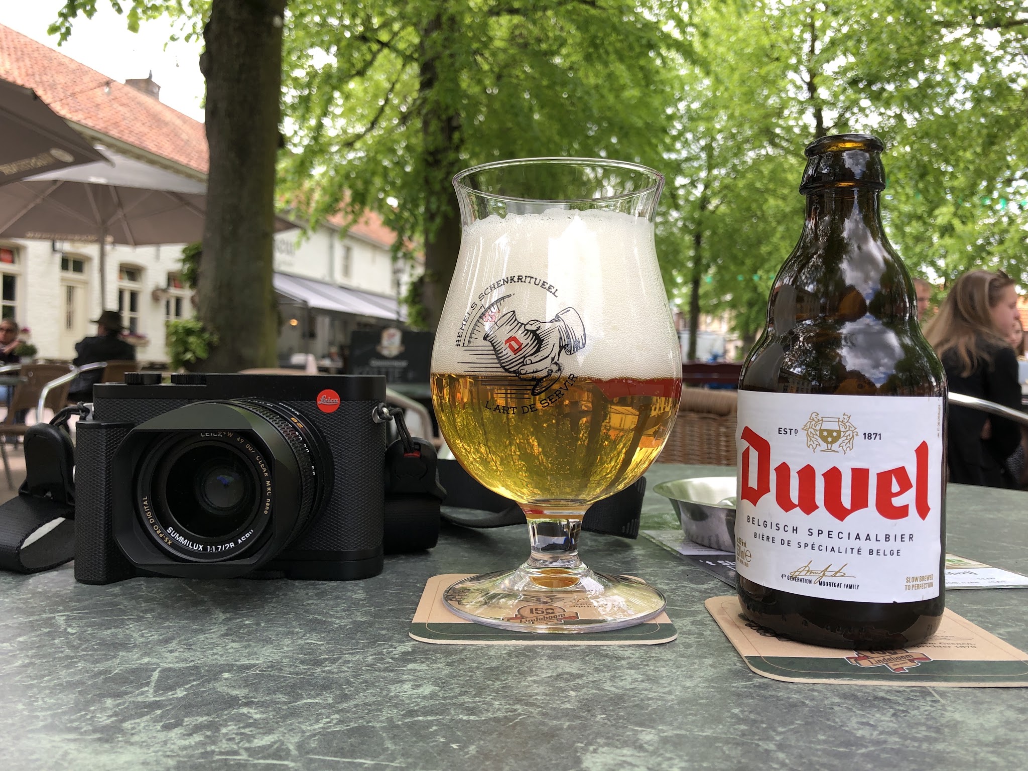 Een Duvel op een terrastafel onder de bomen